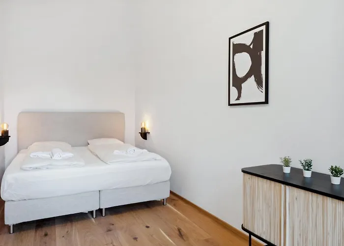 Center Designer Modern